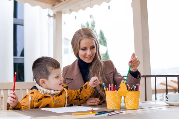 Мама с мальчиком рисовать цветные карандаши — стоковое фото