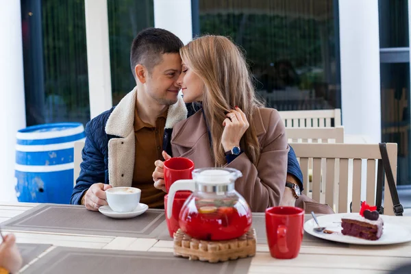 Restaurant dans la rue. un mec avec une fille boire du café chaud et du thé — Photo