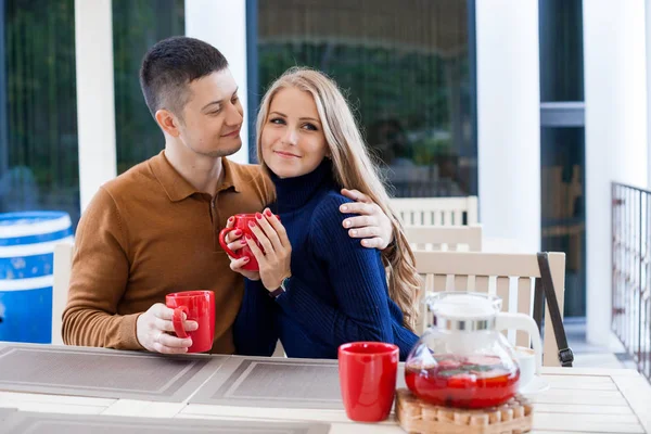 Чоловік і дружина на відпочинку п'ють гарячий шоколадний кавовий чай — стокове фото