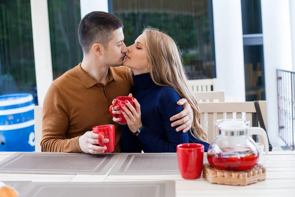 Marido y mujer en vacaciones beber chocolate caliente té de café — Foto de Stock