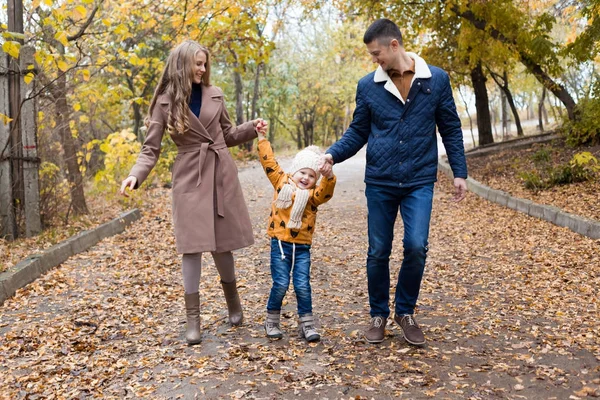 Familie mit kleinem Sohn spaziert im Herbst durch den Park — Stockfoto