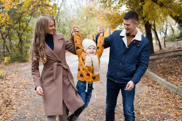 어린 아들과 함께 가족이을 공원에서 산책 — 스톡 사진