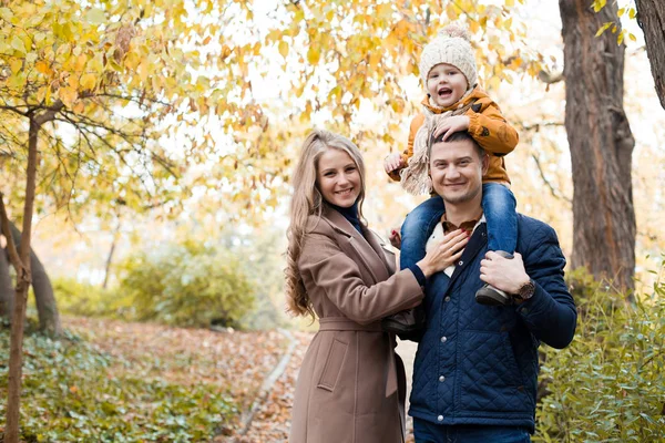 Familie zu Jungen spazieren im Herbstwald — Stockfoto