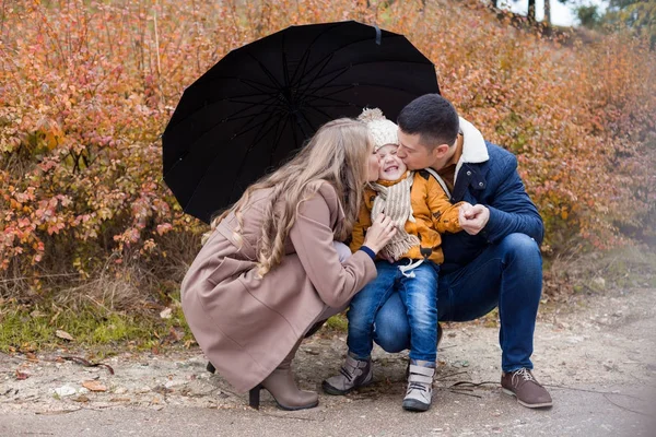Automne en famille dans le parc sous le parapluie — Photo
