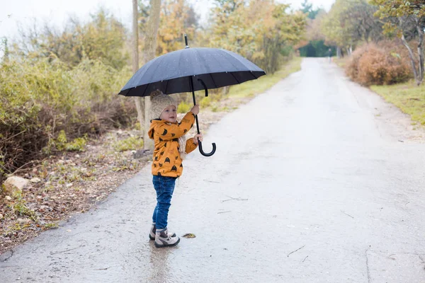 Mały chłopiec spacery jesienią deszcz parasol — Zdjęcie stockowe