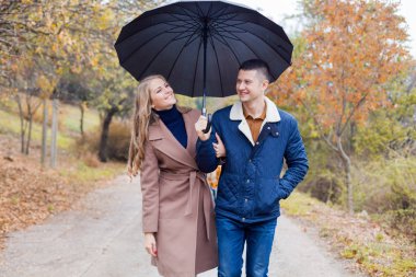 bir kız bir adamla gitmek şemsiye yağmur altında