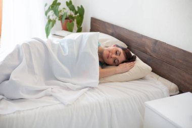 yatakta uyuyan kız beyaz yatak odası rüyalar