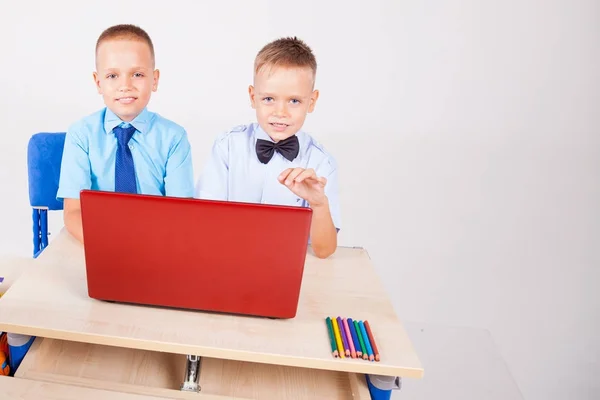 学校でのコンピューターの 2 人の少年を研究します。 — ストック写真