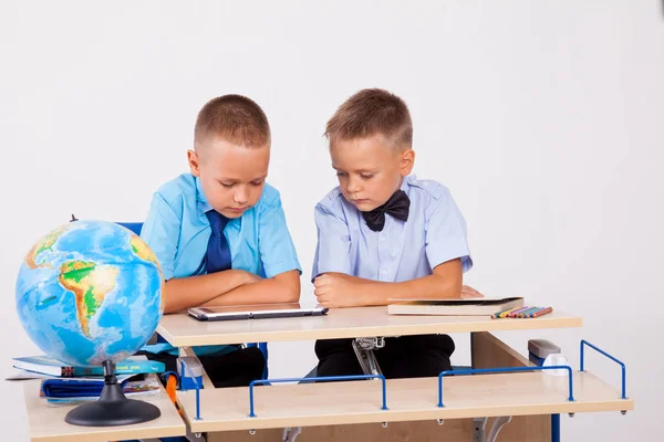 Os dois meninos estão olhando para Internet Tablet escola — Fotografia de Stock