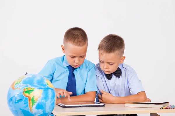De twee jongens zoekt op Internet Tablet school — Stockfoto