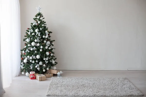 Kerstboom met presenteert Nieuwjaar decor — Stockfoto