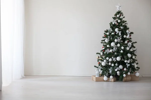 Árvore de Natal com presentes decoração de ano novo — Fotografia de Stock