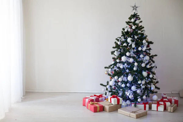 Prezenty na Boże Narodzenie dekoracje biały pokój nowy rok drzewa — Zdjęcie stockowe