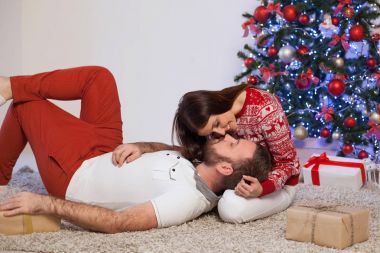 bir kızla bir adamı ameliyat hediyeler Noel yeni yıl