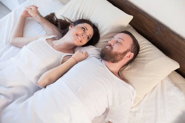Un hombre con una mujer en la mañana se despertó en un sueño dormitorio — Foto de Stock