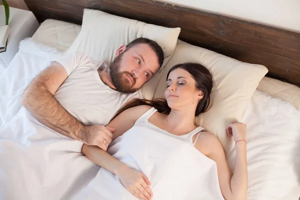 A man with a woman in the morning woke up in a bedroom dream — Stock Photo, Image