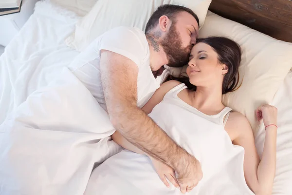 Ein Mann mit einer Frau am Morgen wachte in einem Schlafzimmertraum auf — Stockfoto