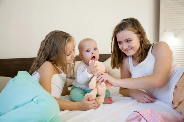 세 자매는 침실에서 침대에 아침에 여자 어린이 아기 — 스톡 사진