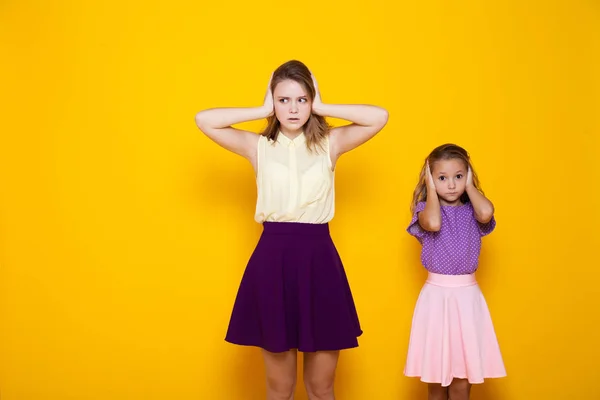 Due ragazze chiudono le orecchie — Foto Stock