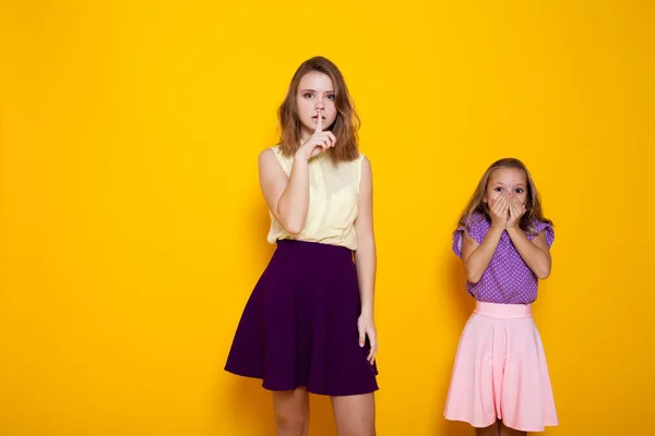 Due ragazze zitto silenzio bocca — Foto Stock