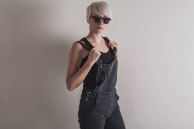 kısa saçlı ve gözlüklü kız adamla