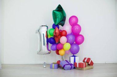 çok renkli balonlar ve tatil için hediyeler