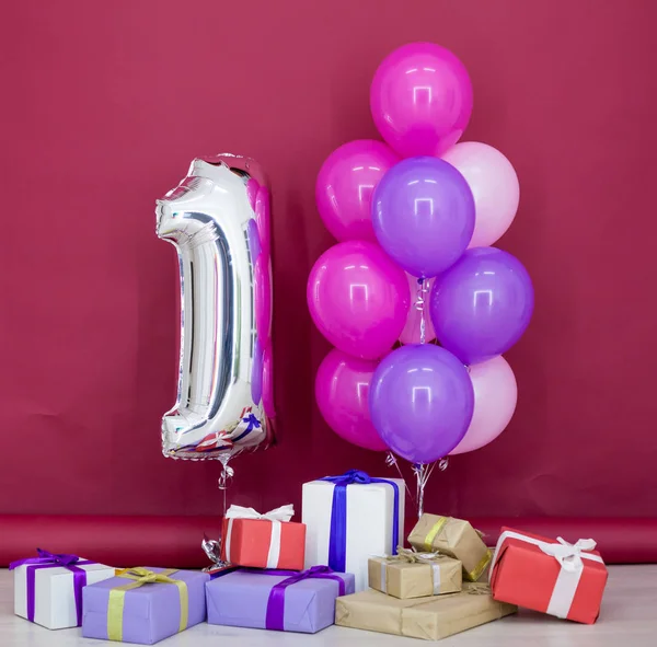 誕生日のためのギフトを持つさまざまな色の風船 — ストック写真
