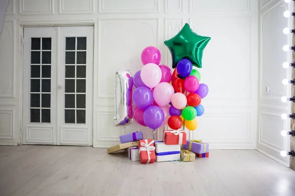 Μπαλόνια διαφόρων χρωμάτων με δώρα για τις διακοπές σε ένα δωμάτιο — Φωτογραφία Αρχείου