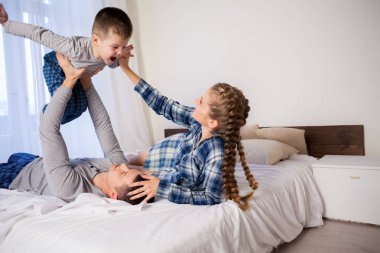 Anne baba ve oğul evde yatakta yatıyordu sabah