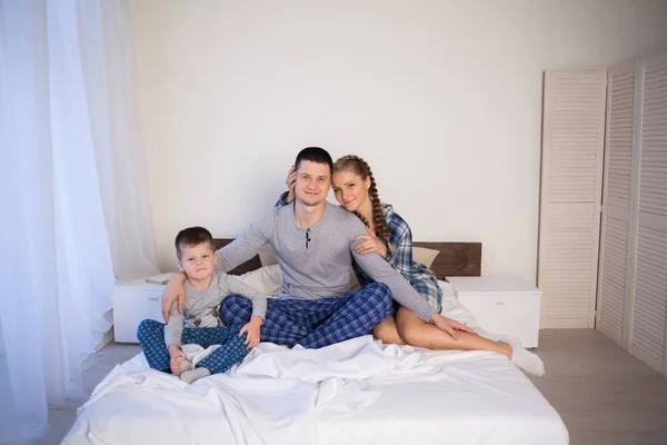 Maman papa et fils le matin couché sur le lit à la maison — Photo