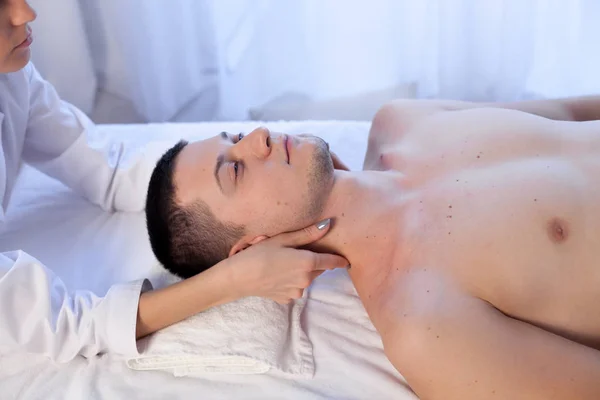 Massagista masculino fazendo massagem Spa saúde — Fotografia de Stock
