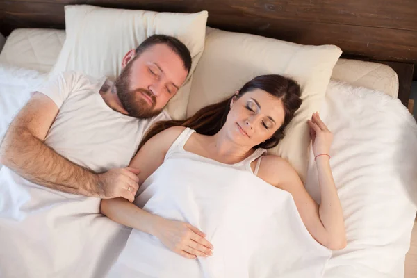 Un homme avec une femme dormant dans la chambre des lits — Photo