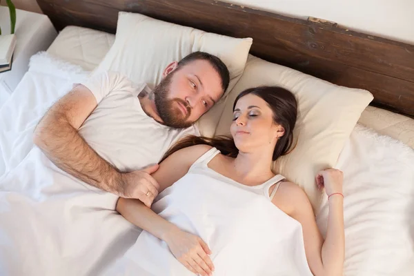 Чоловік з жінкою, що спить у спальні ліжка — стокове фото
