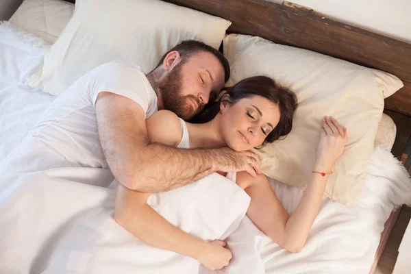 Un homme avec une femme dormant dans la chambre des lits — Photo