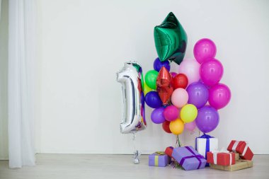 çok renkli balonlar ve tatil için hediyeler