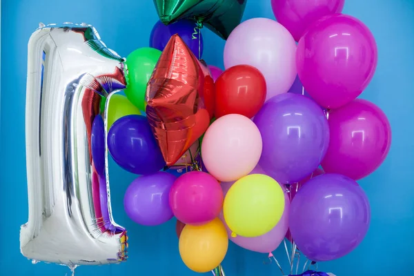 Balões multicoloridos e presentes para o feriado — Fotografia de Stock