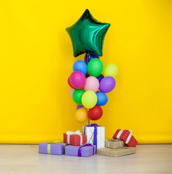 Balões e presentes para celebração de aniversário — Fotografia de Stock