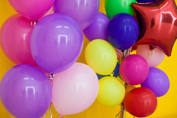 Balões de cores diferentes com presentes para o feriado — Fotografia de Stock
