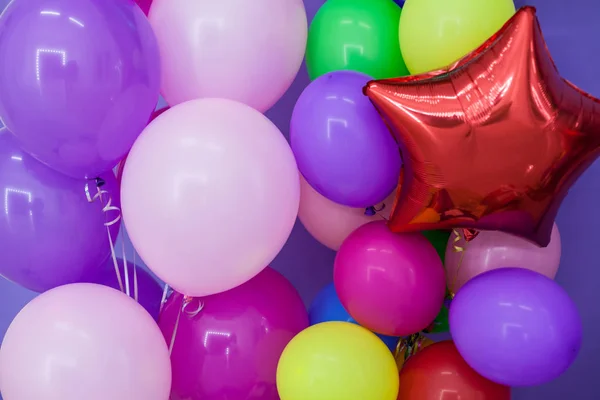 Balloons of different colors and birthday gifts for the holiday — Stock Photo, Image