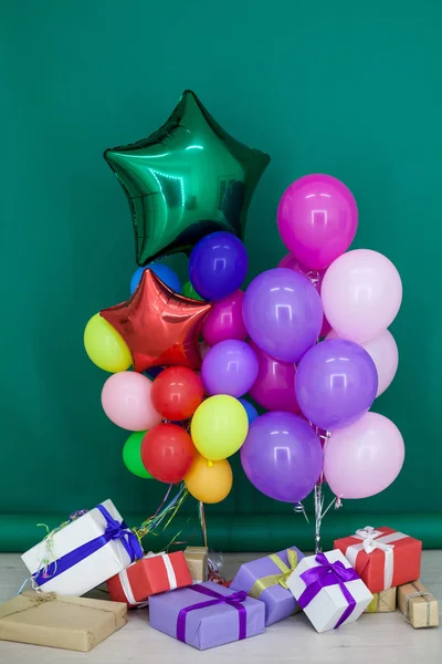 Balões de cores diferentes com presentes para o feriado — Fotografia de Stock