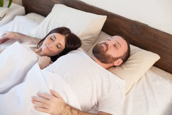 Couple marié dormant dans la chambre — Photo