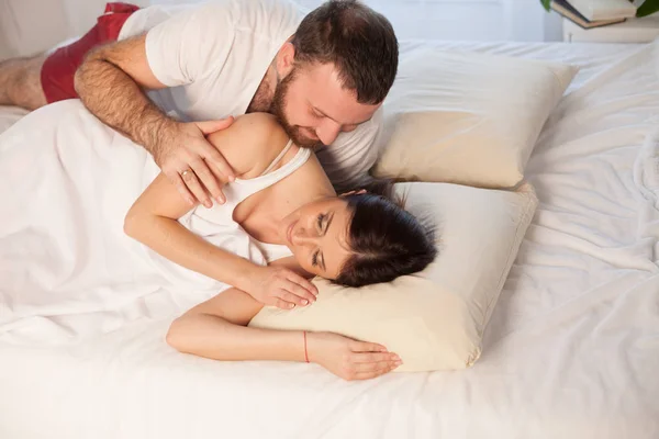 Uomo è una donna al mattino baci — Foto Stock