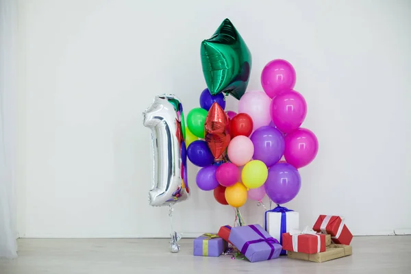 Πολύχρωμα μπαλόνια και δώρα για τις διακοπές — Φωτογραφία Αρχείου