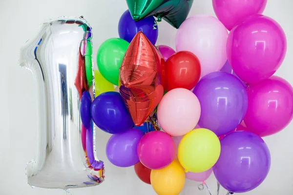 Balões multicoloridos e presentes para o feriado — Fotografia de Stock