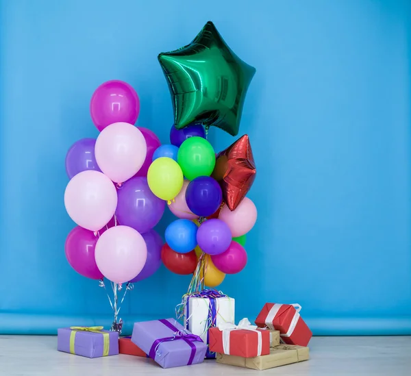 風船や誕生日のお祝いの贈り物 — ストック写真