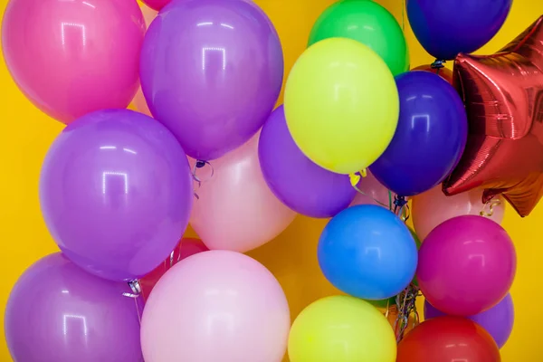 Balões de cores diferentes com presentes para o feriado — Fotografia de Stock