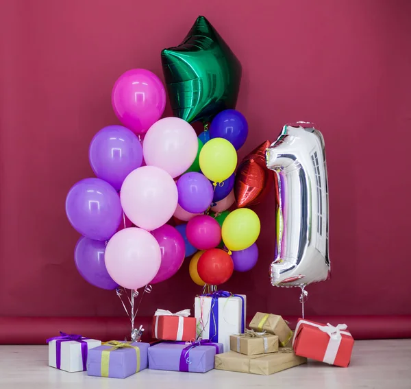 Globos de diferentes colores con regalos para cumpleaños — Foto de Stock