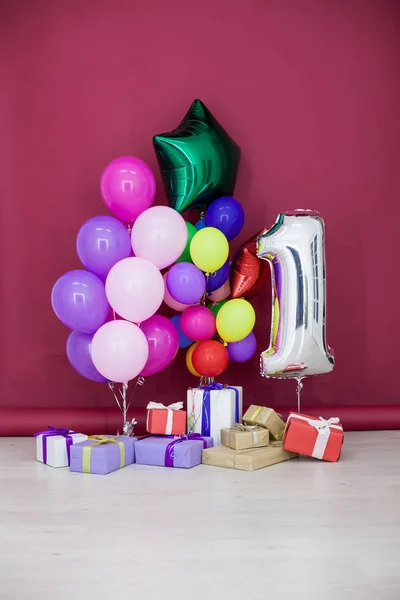 Balões de cores diferentes com presentes de aniversário — Fotografia de Stock