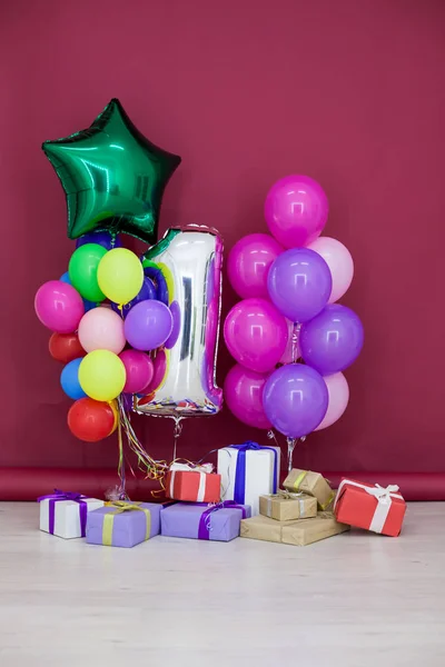 Balloons of different colors with gifts for birthday — Stock Photo, Image