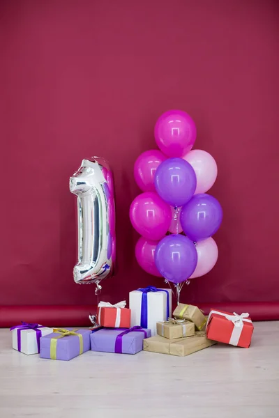 Μπαλόνια διαφόρων χρωμάτων με δώρα για τα γενέθλια — Φωτογραφία Αρχείου